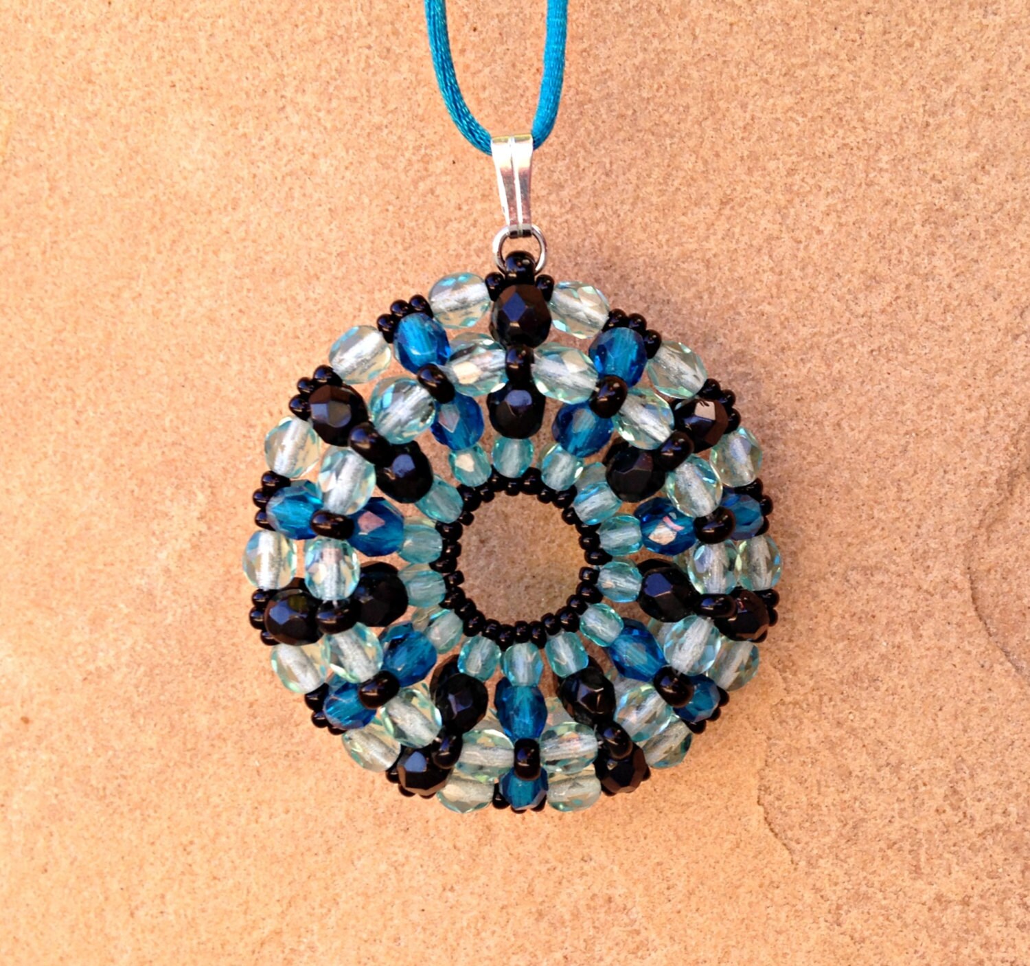 Aqua Und Schwarz Rad Anhänger Halskette Aqua Und Schwarz Rad Anhänger Halskette von CharmedGifts