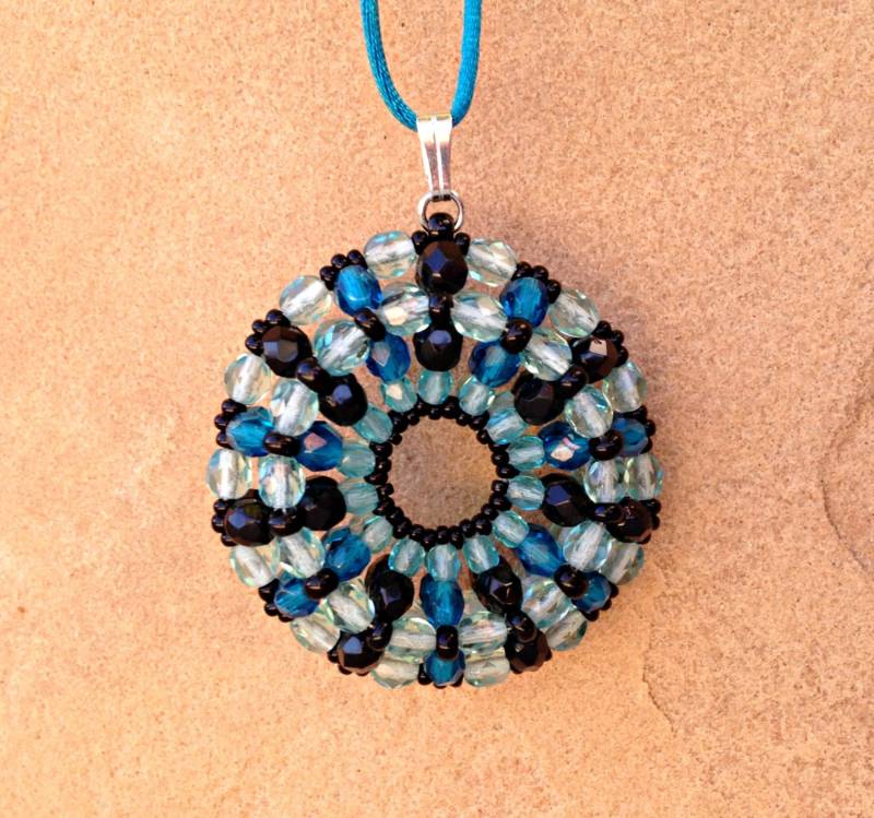 Aqua Und Schwarz Rad Anhänger Halskette von CharmedGifts