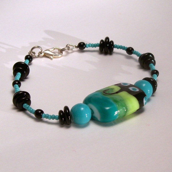 Bemaltes Türkis Und Schwarzes Armband Bemaltes Türkis Und Schwarzes Armband von CharmedGifts