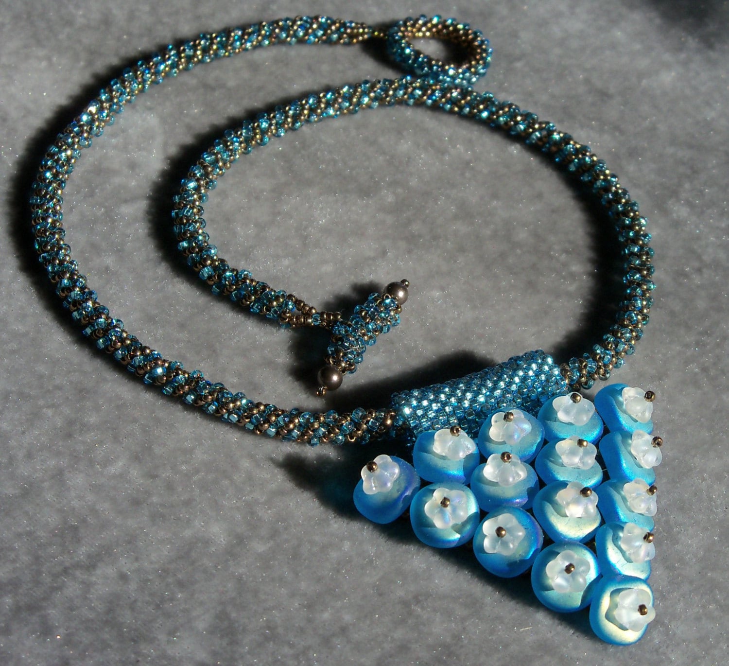 Blau Und Braun Perlen Statement Halskette - Dreieck Anhänger Blau Und Braun Perlen Statement Halskette - Dreieck Anhänger von CharmedGifts