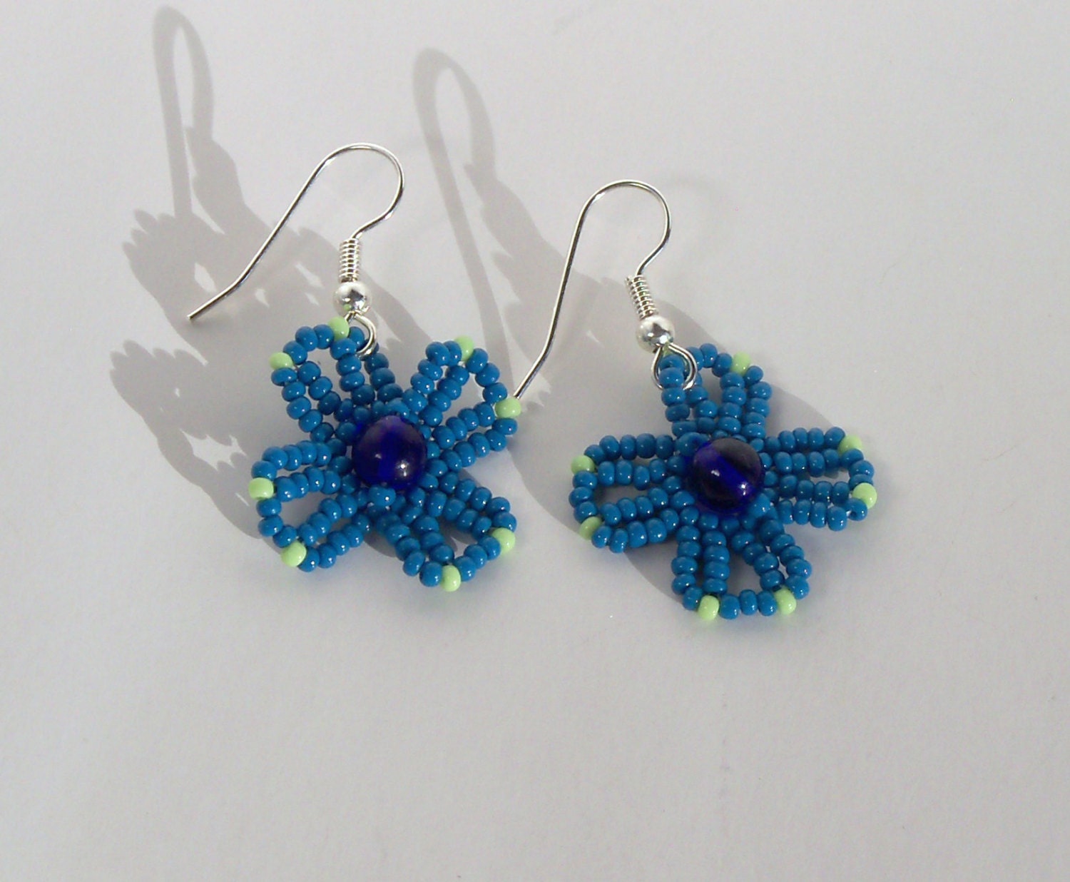 Blaue Blume Ohrringe Mit Grünen Akzenten Blaue Blume Ohrringe Mit Grünen Akzenten von CharmedGifts