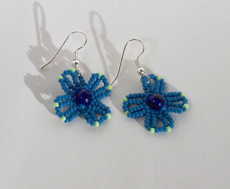 Blaue Blume Ohrringe Mit Grünen Akzenten Blaue Blume Ohrringe Mit Grünen Akzenten von CharmedGifts