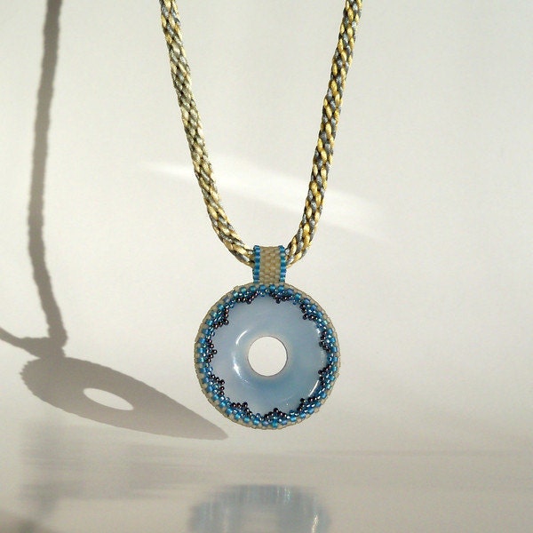 Blaues Glas Donut Auf Geflochtenem Satin Blaues Glas Donut Auf Geflochtenem Satin von CharmedGifts