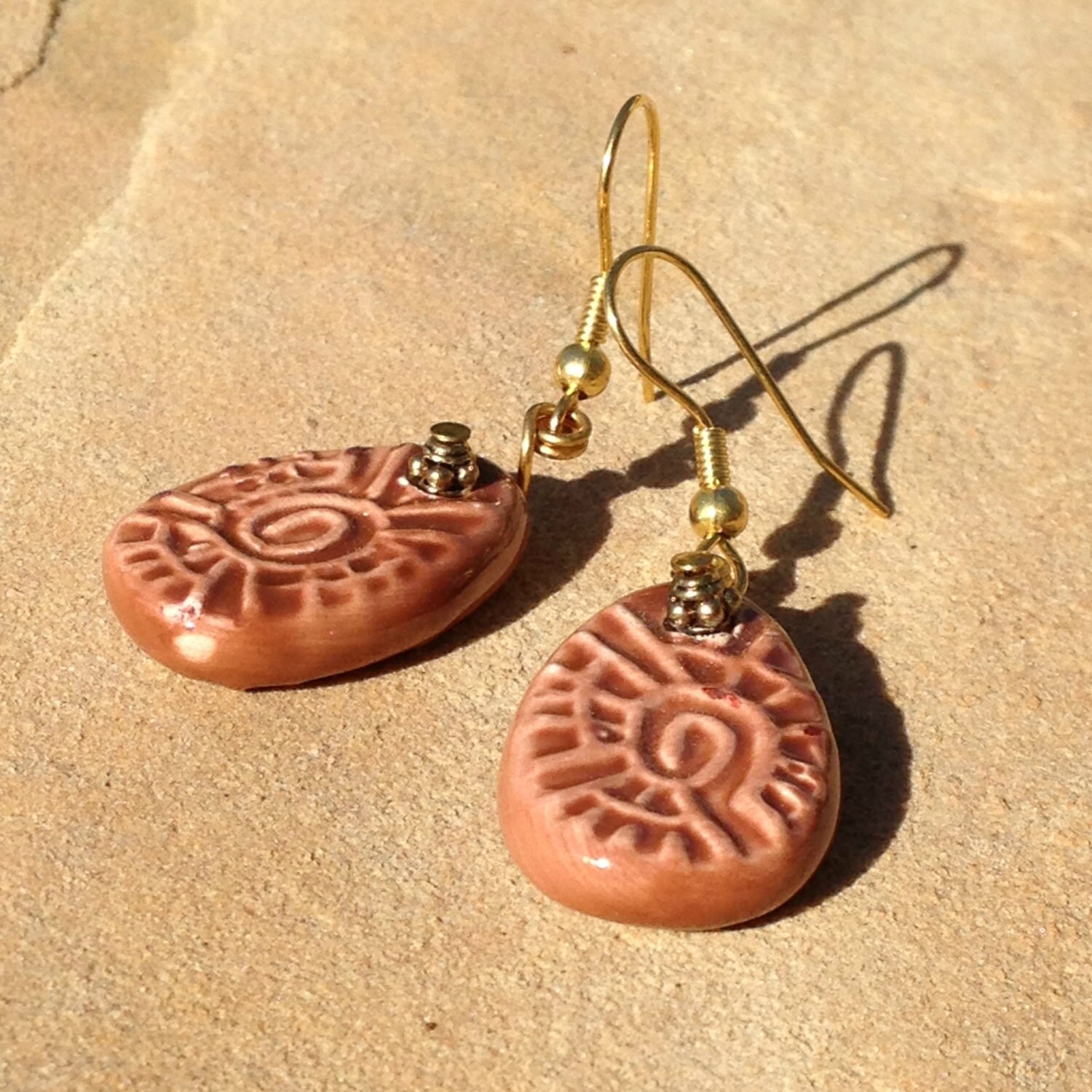 Braune Ohrringe Mit Erhöhten Muster Teardrop Anhänger Braune Ohrringe Mit Erhöhten Muster Teardrop Anhänger von CharmedGifts