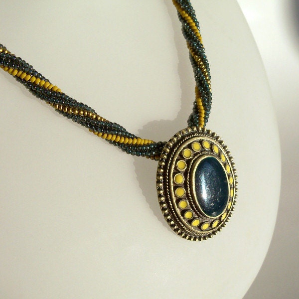 Fischgrät Seil Halskette Mit Anhänger in Senf Und Gold Fischgrät Seil Halskette Mit Anhänger in Senf Und Gold von CharmedGifts