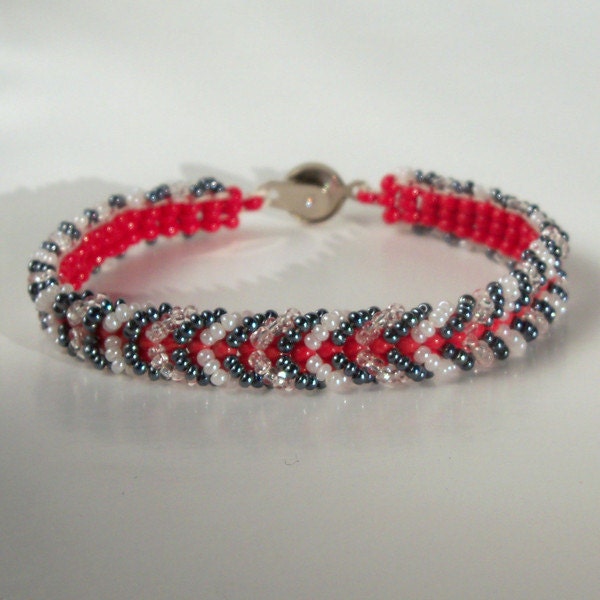 Fischgrat Armband - Rot, Weiß Und Schwarz Fischgrat Armband - Rot, Weiß Und Schwarz von CharmedGifts