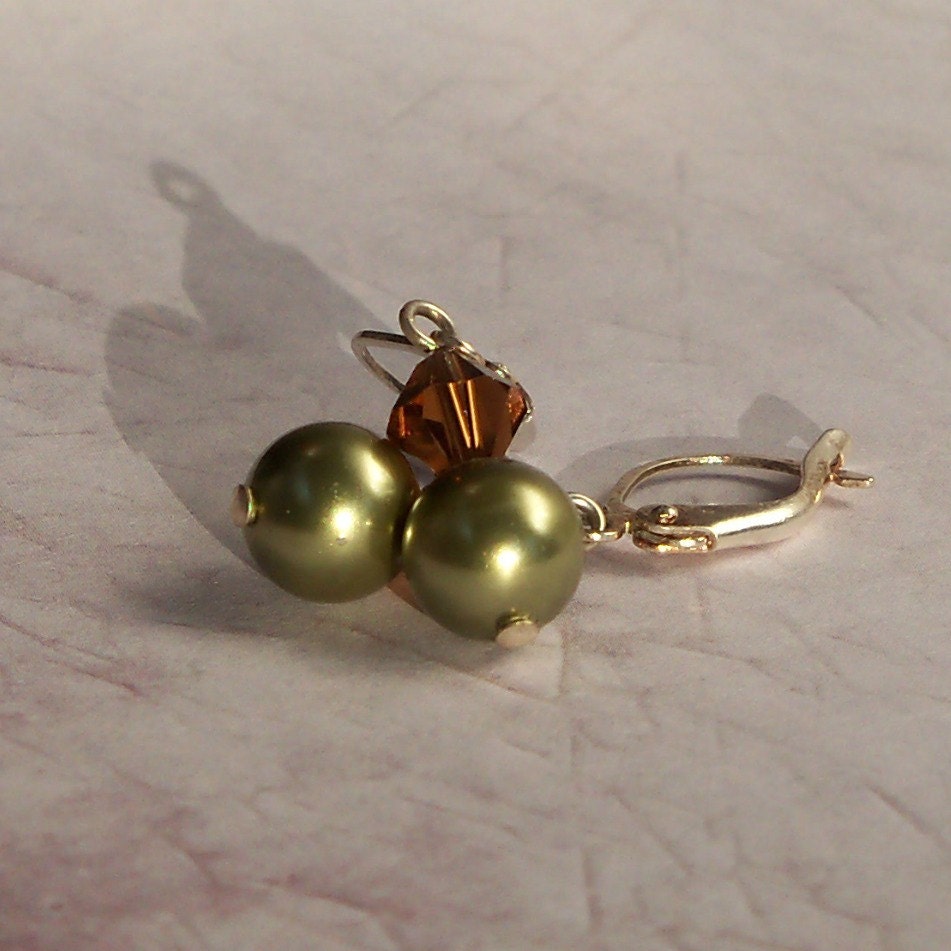 Grüne Swarovski Perle Und Braun Kristall Ohrringe Grüne Swarovski Perle Und Braun Kristall Ohrringe von CharmedGifts
