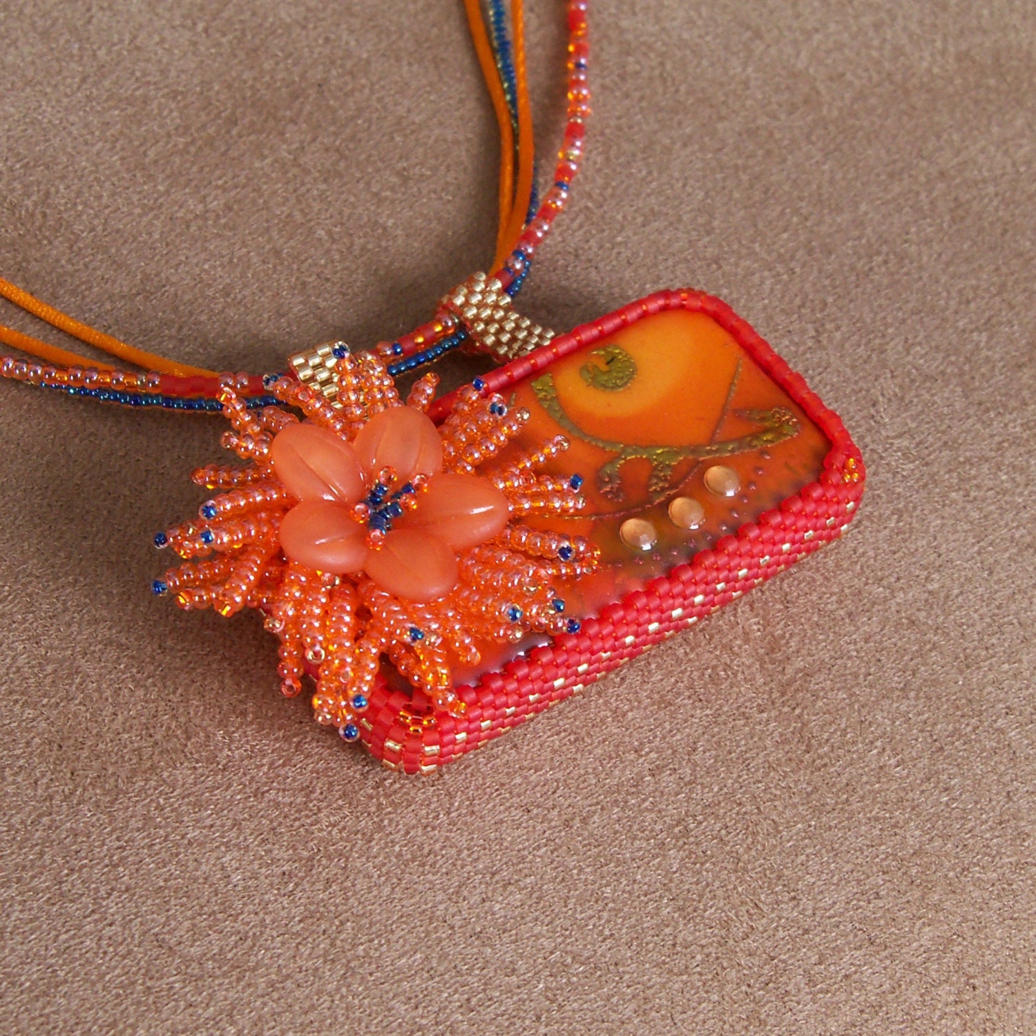 Orange Domino Anhänger Halskette Mit Festlichen Perlen Blume Orange Domino Anhänger Halskette Mit Festlichen Perlen Blume von CharmedGifts