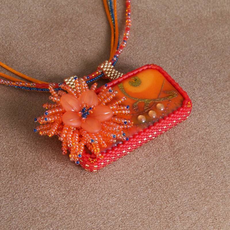 Orange Domino Anhänger Halskette Mit Festlichen Perlen Blume Orange Domino Anhänger Halskette Mit Festlichen Perlen Blume von CharmedGifts