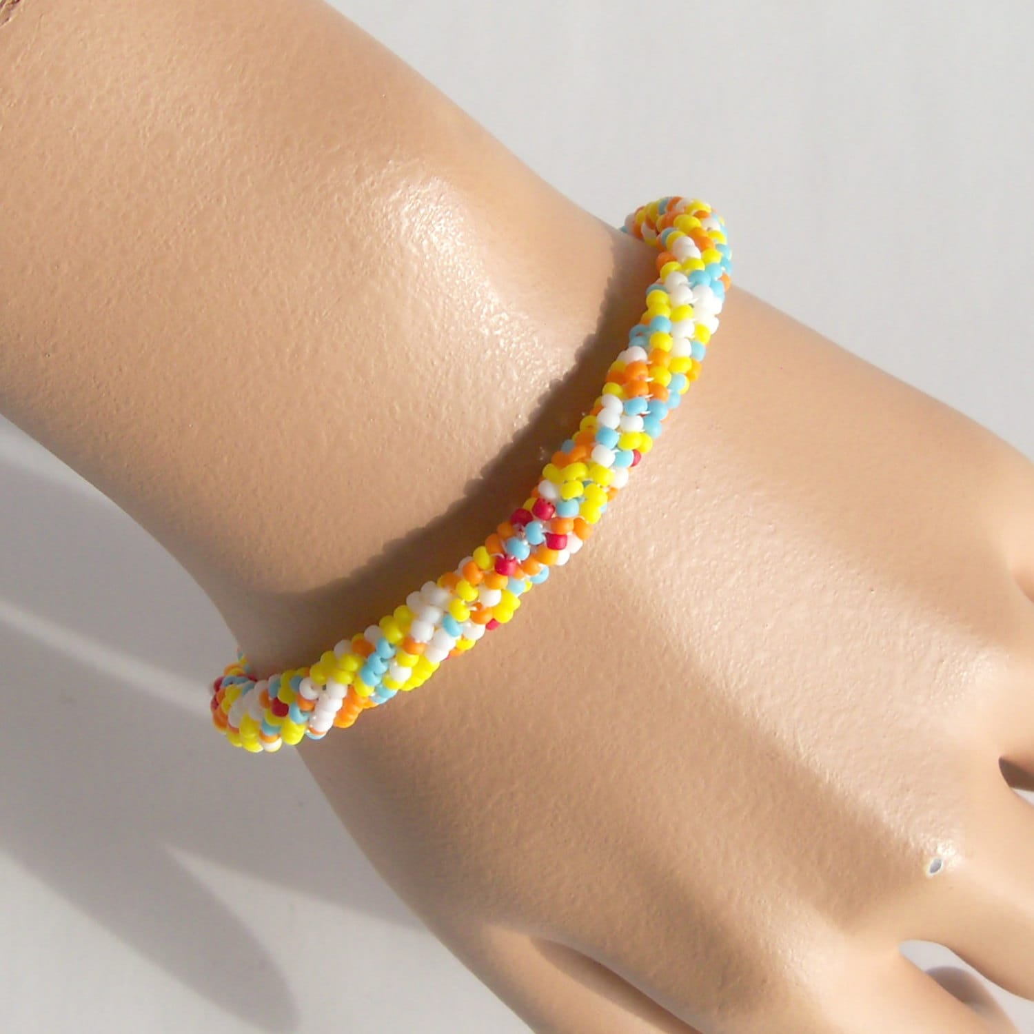 Slip Auf Armband - Weiß, Orange, Gelb, Blau, Rot 7" Slip Auf Armband - Weiß, Orange, Gelb, Blau, Rot 7" von CharmedGifts