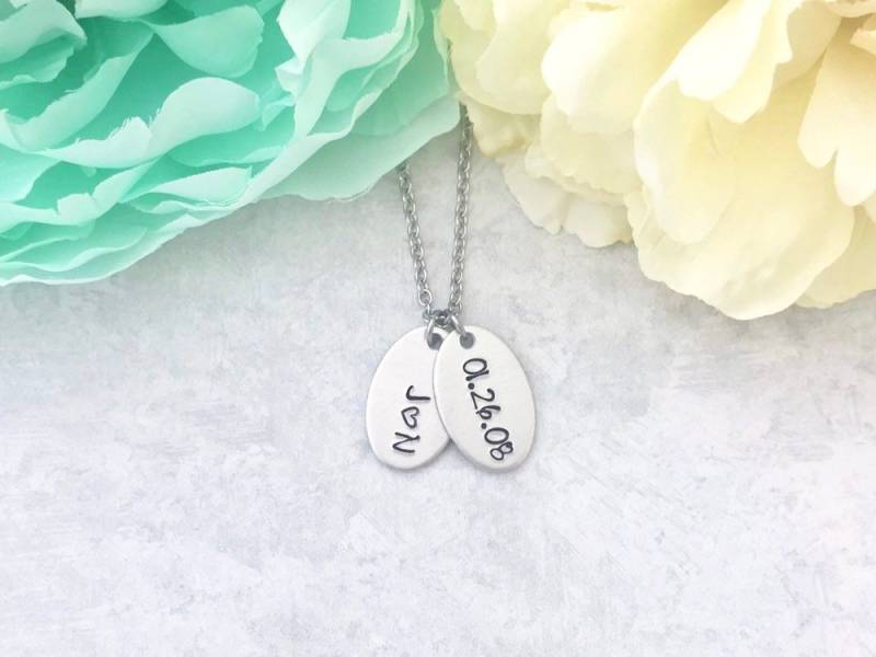 Initialen Und Datum Halskette von CharmedMetals