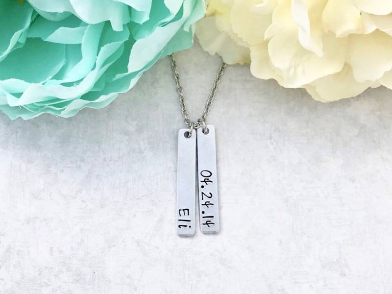 Muttertagsgeschenk-Name Und Datumschmuck-Eigenname Datumsschmuck-Personalisierter Name Dattelarrest-Geschenk Für Sie von CharmedMetals