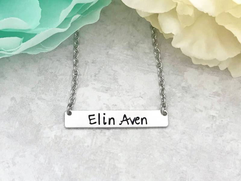 Personalisierte Bar Halskette - Individuelle Namenskette Platte Brautjungfern-Geschenk Muttertagsgeschenk Abschlussgeschenk Für Sie Personalisierte Bar Halskette - Individuelle Namenskette Platte Brautjungfern-Geschenk Muttertagsgeschenk Abschlussgeschenk Für Sie von CharmedMetals