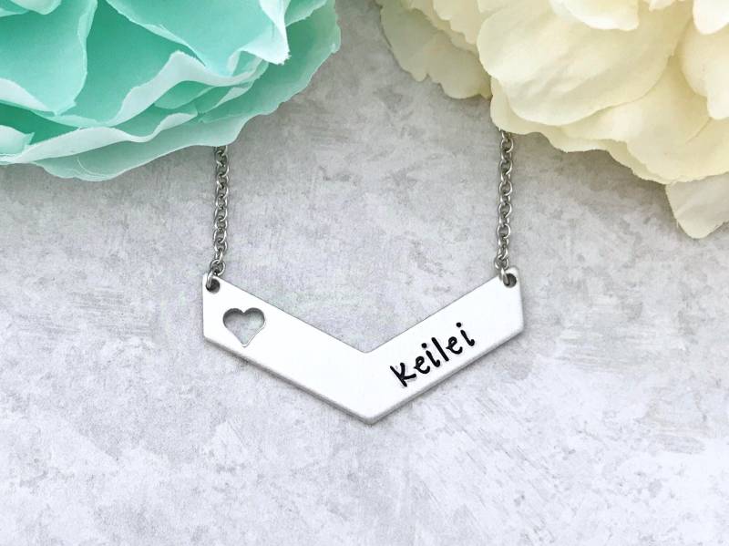 Personalisierte Chevron Halskette - Brautjungfern Geschenk Silber Name Namensschild von CharmedMetals