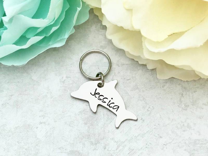 Personalisierte Delphin Schlüsselanhänger - Rucksack Reißverschluss Ziehen Zurück Zur Schule von CharmedMetals