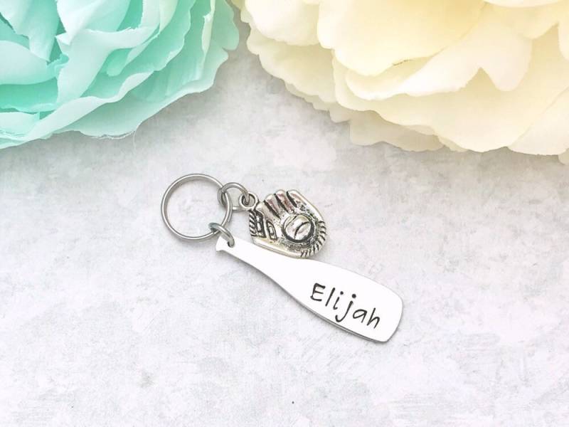 Personalisierter Baseball Fledermaus Schlüsselanhänger - Rucksack Reißverschluss Pull Zurück Zur Schule von CharmedMetals