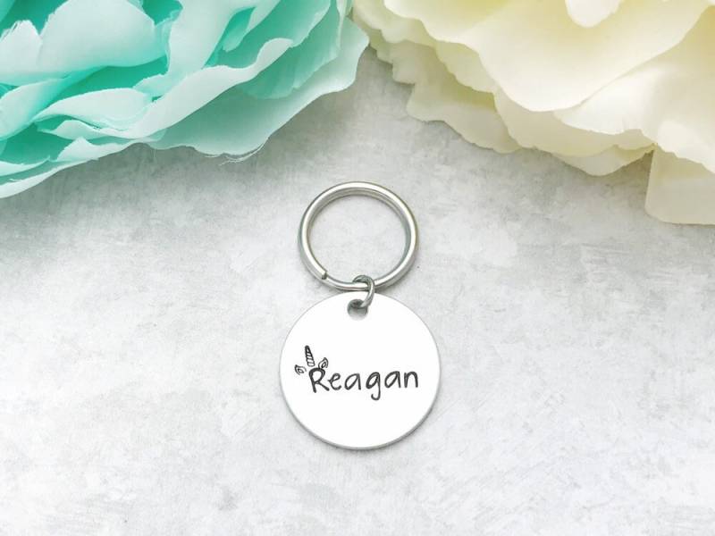 Personalisierter Einhorn Name Schlüsselanhänger von CharmedMetals
