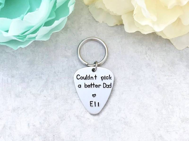 Vatertags Geschenke Für Ihn - Handgestempelter Gitarren-Plektrum-Schlüsselanhänger Individueller von CharmedMetals