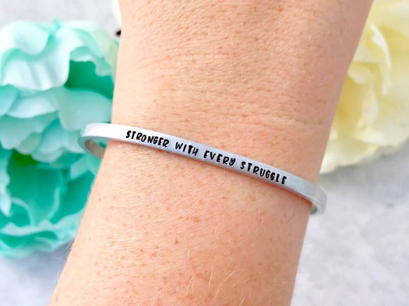 stärker Mit Jedem Kampf Manschette Armband von CharmedMetals