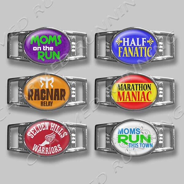 Laufgruppen Clubs Ragnar Maniac Fanatiker Mrtt Selden Hills Black Girls 13.1 26.2 Marathon Halbmarathonläufer Shoelace Running Charm von CharmedRunning