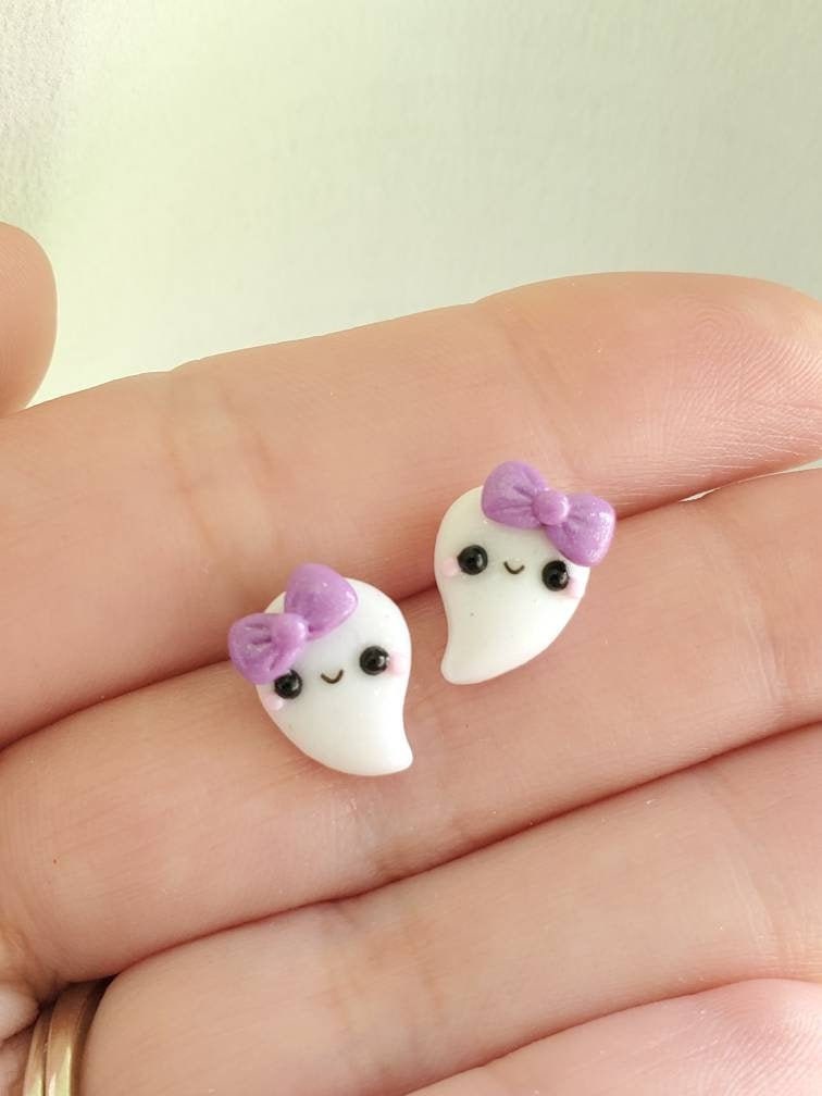 Geist Ohrringe, Ohrstecker, Empfindliche Ohren, Ohrringe Aus Fimo, Kawaii Halloween Hypoallergen von CharmedandDangerousS