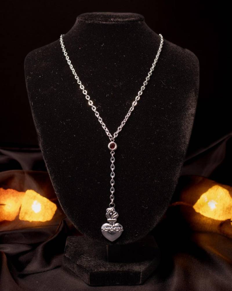 Lange Halskette Mit Flammenherz & Rotem Stein - Gothic Schmuck, Sacred Heart Kette, Hexenschmuck Lange Halskette Mit Flammenherz & Rotem Stein - Gothic Schmuck, Sacred Heart Kette, Hexenschmuck von CharmedbyShadows