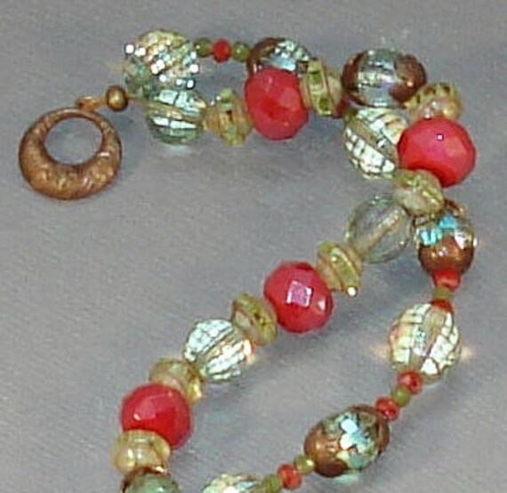 Buntes Armband // Rot Und Grün Perlen Geschenk Für Sie Frau von CharmingBead