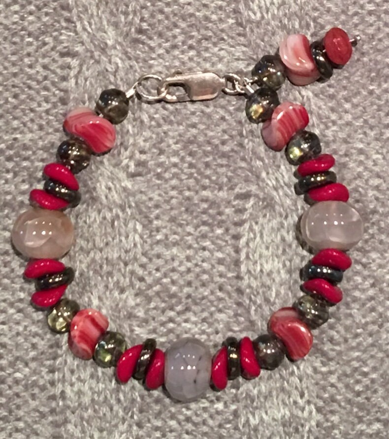 Rot-Silbernes Perlenarmband // Boho Schmuck Geschenke Für Frauen, Mutter von CharmingBead
