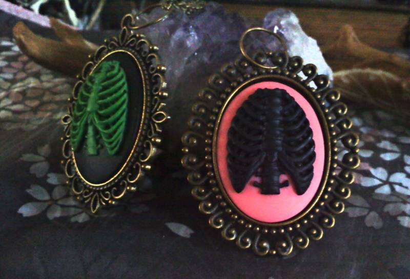 Brustkorb Cameo Halsketten von CharmingBones