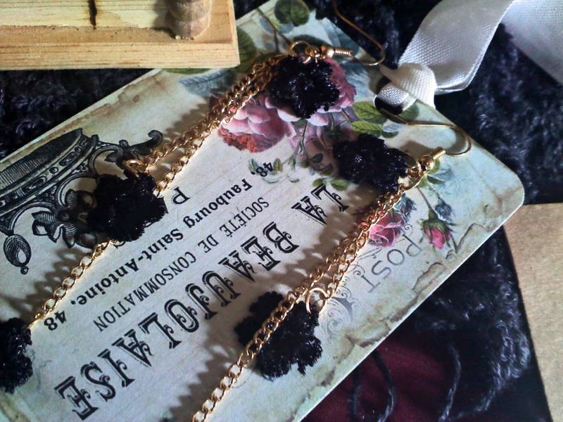 Fallende Blüten Häkeln Ohrringe von CharmingBones