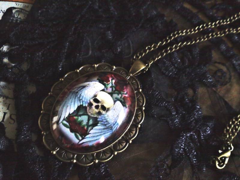Geflügelten Schädel Cabochonkette von CharmingBones