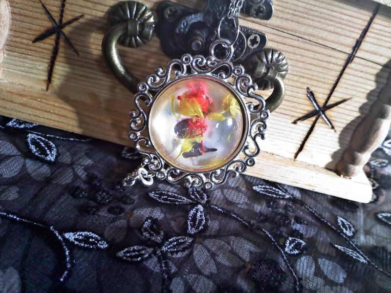 Gefrorenen Blütenblätter Halskette von CharmingBones