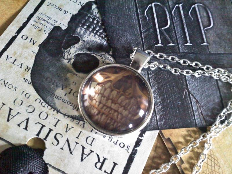 Gruselige Zähne Cabochonkette von CharmingBones