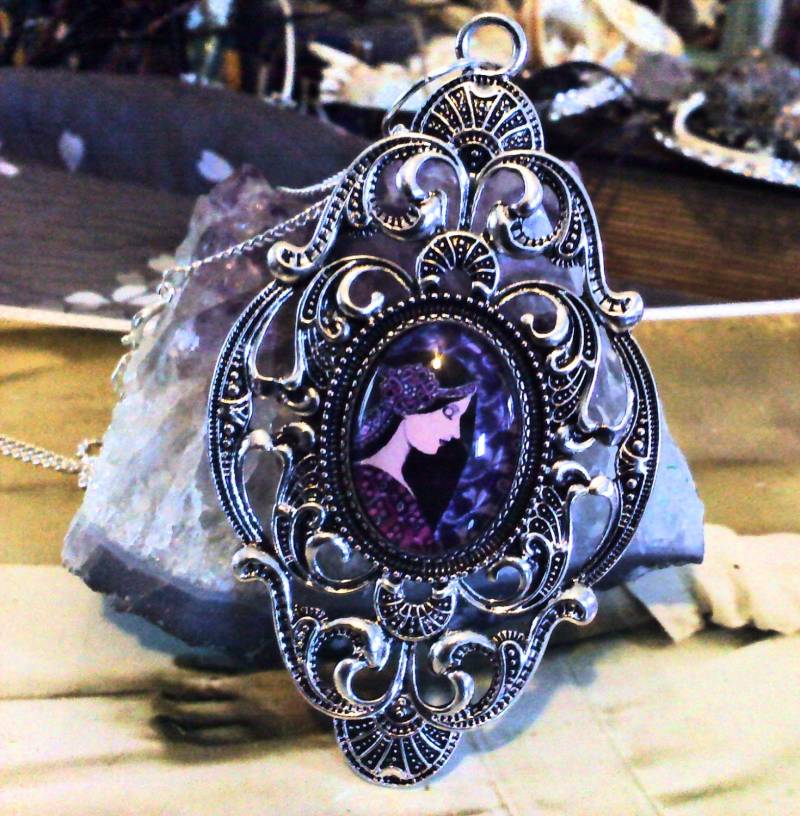 Lila Mucha Frau Cabochonkette von CharmingBones