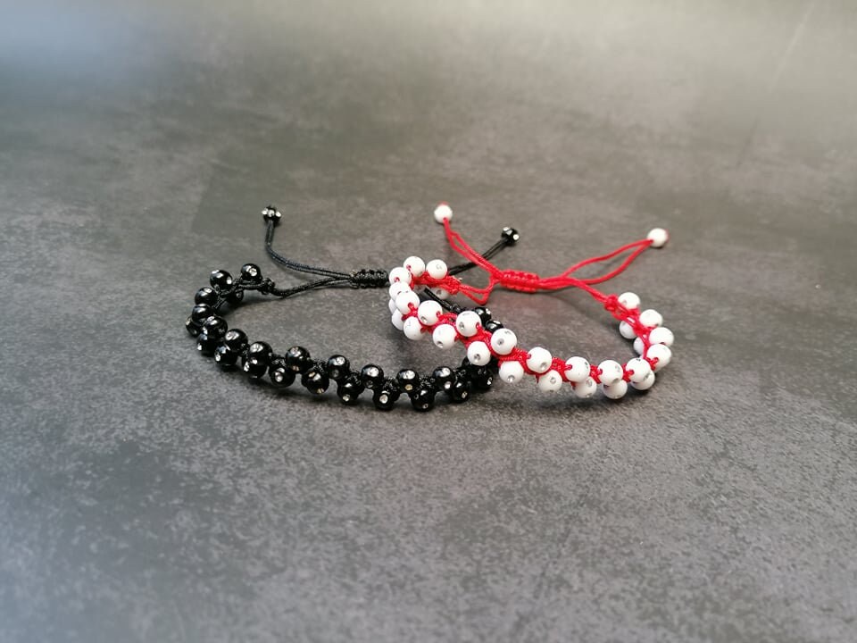 Schwarz Weißes Armband, Glänzende Perlen, Für Sie Und Ihn, Freundschaftsarmband, Geschenk, Verstellbares Handgemachtes Armband Schwarz Weißes Armband, Glänzende Perlen, Für Sie Und Ihn, Freundschaftsarmband, Geschenk, Verstellbares Handgemachtes Armband von CharmingDesignCrafts