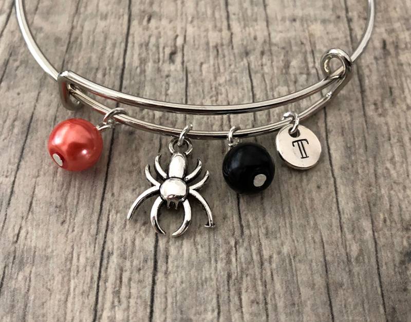 Personalisierte Spinne Charm Armband-Erweiterbares Initial Armband-Halloween Armreif Für Frauen-Halloween Armband Frauen von CharmingDivaBoutique