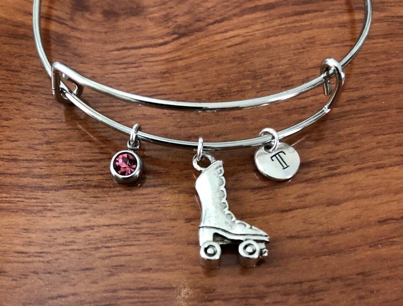 Personalisierter Roller Skates Charm Armreif-Inline-Armreif-Handgestempelt Initial/Expandable Armreif-Skater Geschenk-Mädchen/Teen/Frauen von CharmingDivaBoutique