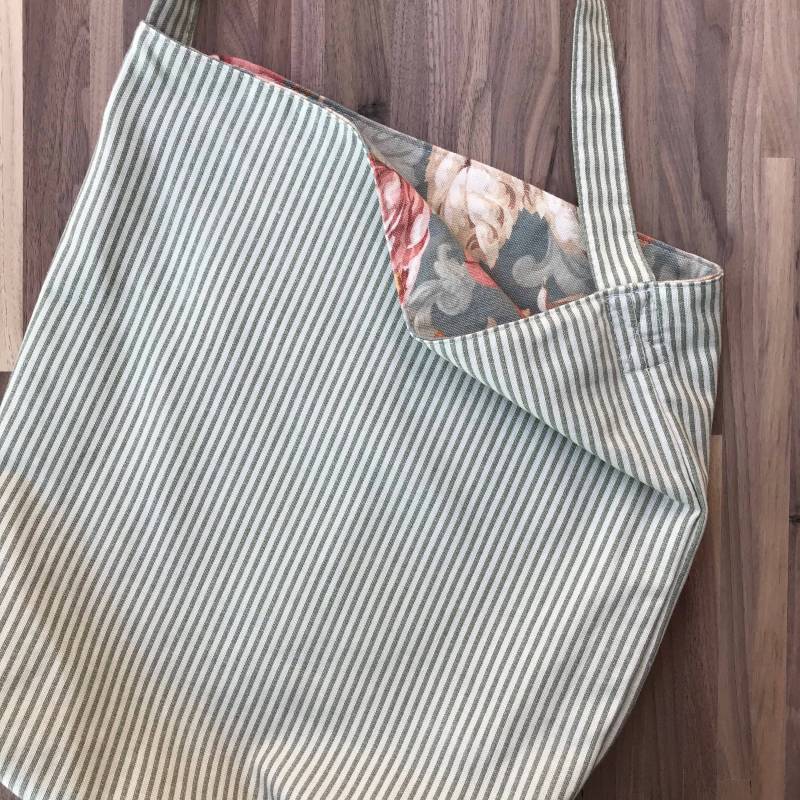 Tote Geldbörse. Wendbar. Frühling Floral von CharmingHabitat