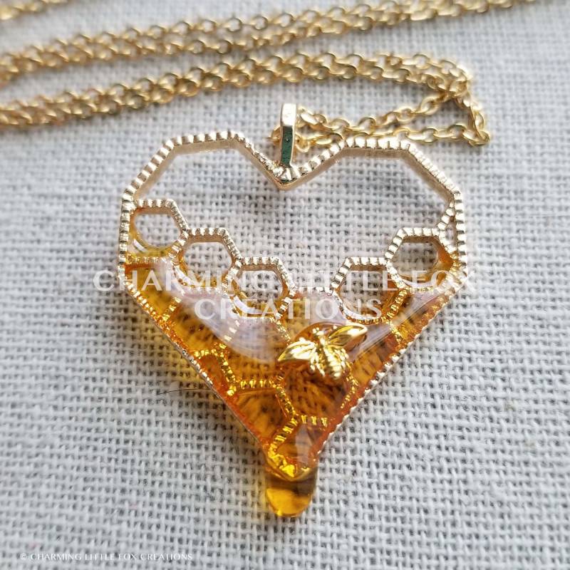 Tropft Honey Heart Wabenbiene Goldene Edelstahl-Hypoallergen-Halskette Tropft Honey Heart Wabenbiene Goldene Edelstahl-Hypoallergen-Halskette von CharmingLittleFox