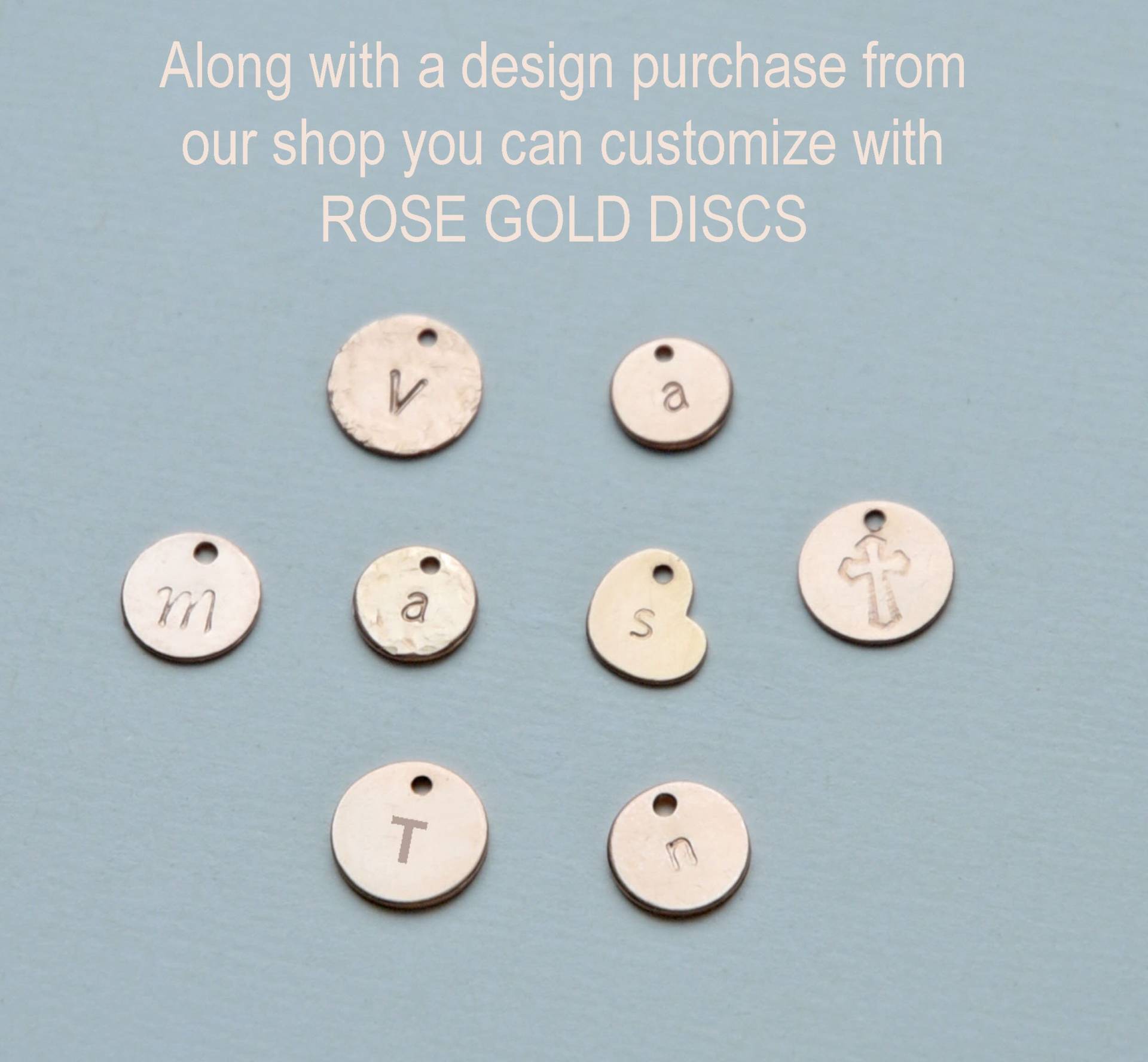 Füge Eine Rosegold Initial Disc, Add-On Charm, Anhänger, Personalisiertes Herz, Handgestempeltes Tag Hinzu Füge Eine Rosegold Initial Disc, Add-On Charm, Anhänger, Personalisiertes Herz, Handgestempeltes Tag Hinzu von CharmingMetals