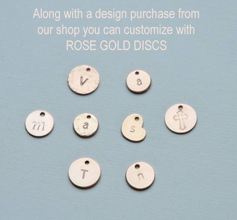 Füge Eine Rosegold Initial Disc, Add-On Charm, Anhänger, Personalisiertes Herz, Handgestempeltes Tag Hinzu Füge Eine Rosegold Initial Disc, Add-On Charm, Anhänger, Personalisiertes Herz, Handgestempeltes Tag Hinzu von CharmingMetals