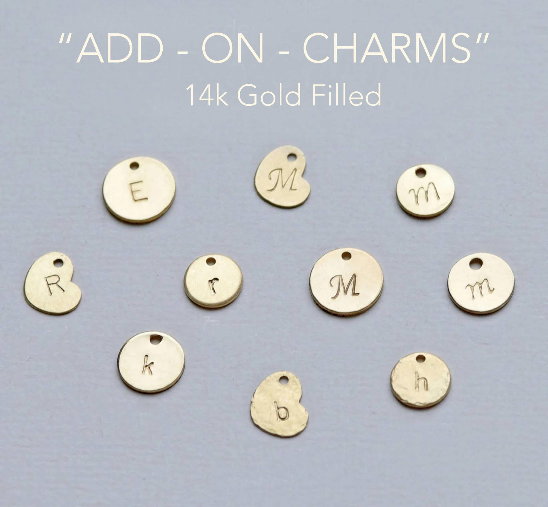 Fügen Sie Einen 14K Gold Fill Runden Anfangsanhänger, Eine Benutzerdefinierte Scheibe, Anhänger, Handgestempelte Buchstabenanhänger, An Fügen Sie Einen 14K Gold Fill Runden Anfangsanhänger, Eine Benutzerdefinierte Scheibe, Anhänger, Handgestempelte Buchstabenanhänger, An von CharmingMetals