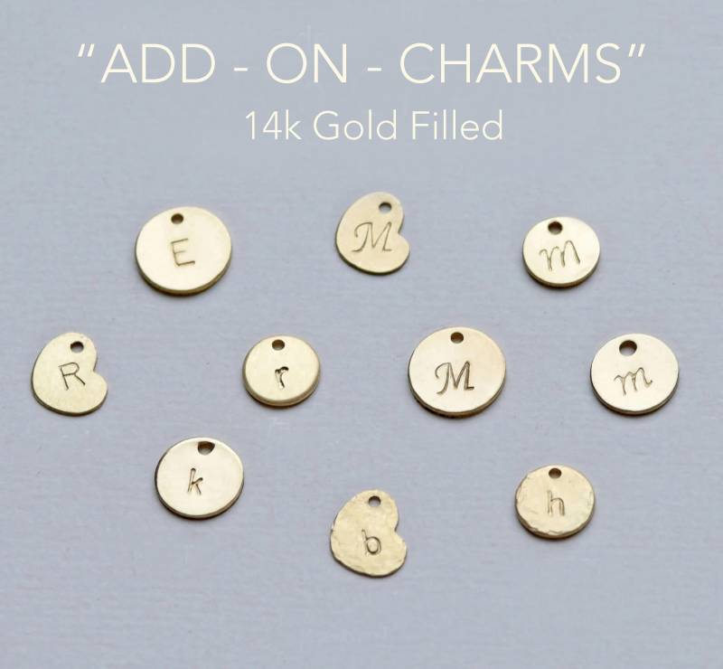 Fügen Sie Einen 14K Gold Fill Runden Anfangsanhänger, Eine Benutzerdefinierte Scheibe, Anhänger, Handgestempelte Buchstabenanhänger, An von CharmingMetals