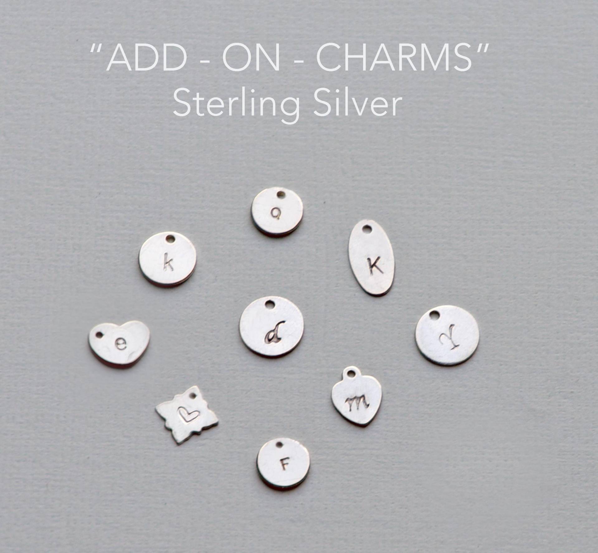 Fügen Sie Einen Sterling Silber Anfangsanhänger, Verschiedene Formen, Eine Handgestempelte Scheibe, Personalisierten Buchstabenanhänger Und Fügen Sie Einen Sterling Silber Anfangsanhänger, Verschiedene Formen, Eine Handgestempelte Scheibe, Personalisierten Buchstabenanhänger Und von CharmingMetals