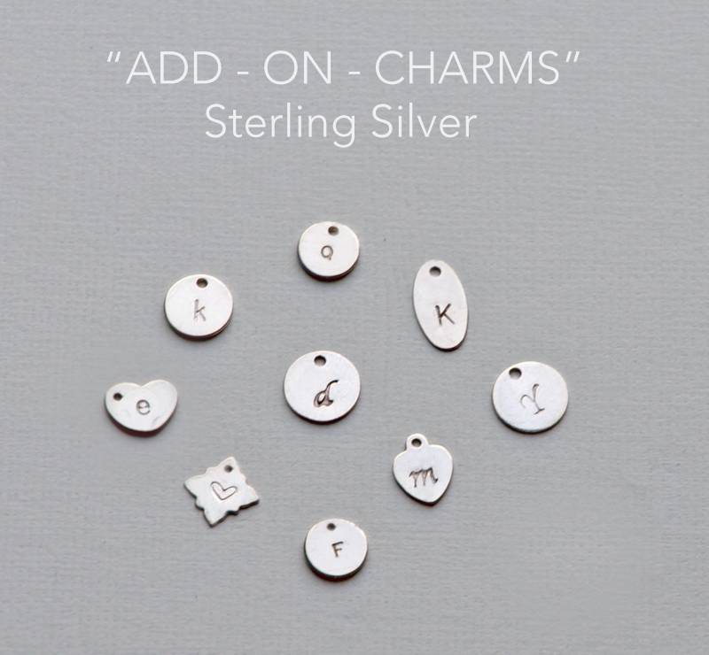 Fügen Sie Einen Sterling Silber Anfangsanhänger, Verschiedene Formen, Eine Handgestempelte Scheibe, Personalisierten Buchstabenanhänger Und von CharmingMetals