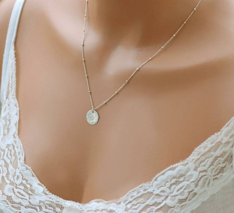 Initial Anhänger Halskette, Hand Gestempelt Initial, Personalisierte Mütter Schmuck, Einzigartiges Geschenk Für Sie, Sterling Silber, 14K Gold Fill von CharmingMetals