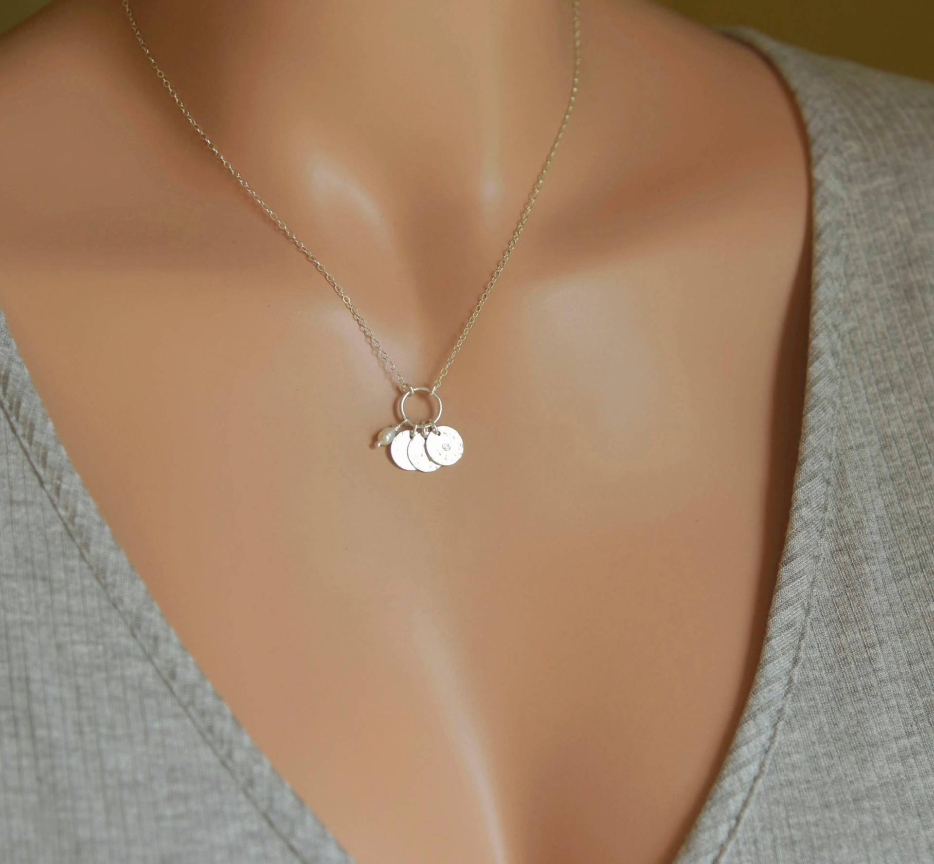 Personalisierte Erste Halskette, Runde Mehrere Initialen, Benutzerdefinierte Kinder Sterling Silber Oder 14K Gold Fill von CharmingMetals