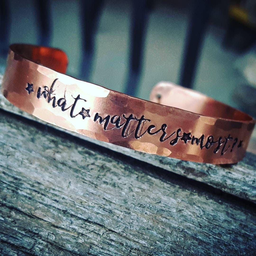 Benutzerdefiniertes Mantra Armband; Manschettenarmband; Schmuck Benutzerdefiniertes Mantra Armband; Manschettenarmband; Schmuck von CharmingSarabella