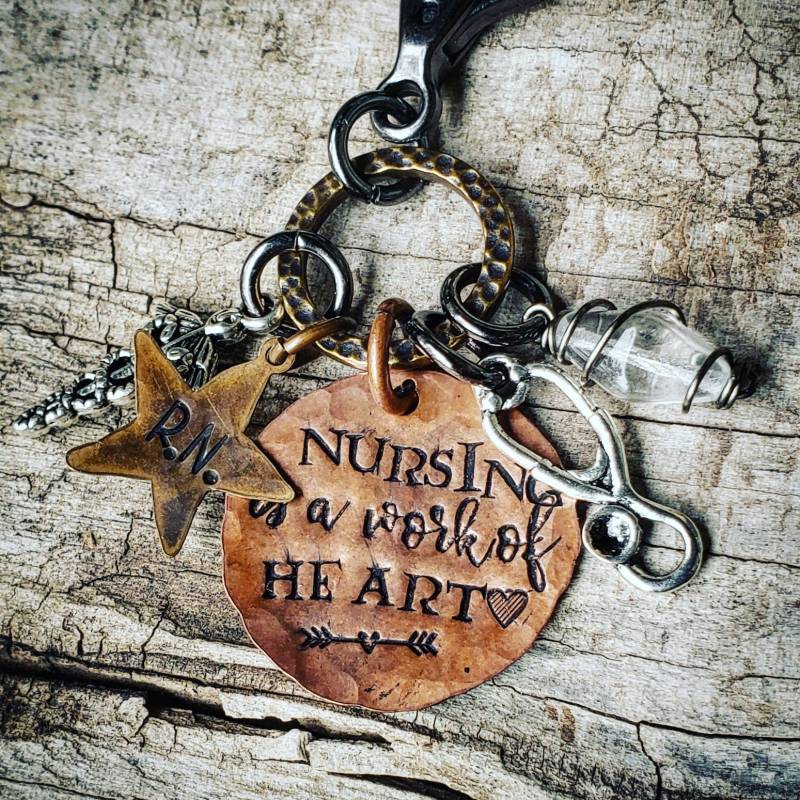 Krankenschwester Charme Halskette Oder Schlüsselanhänger; Pflege Ist Ein Werk Des Herzens von CharmingSarabella
