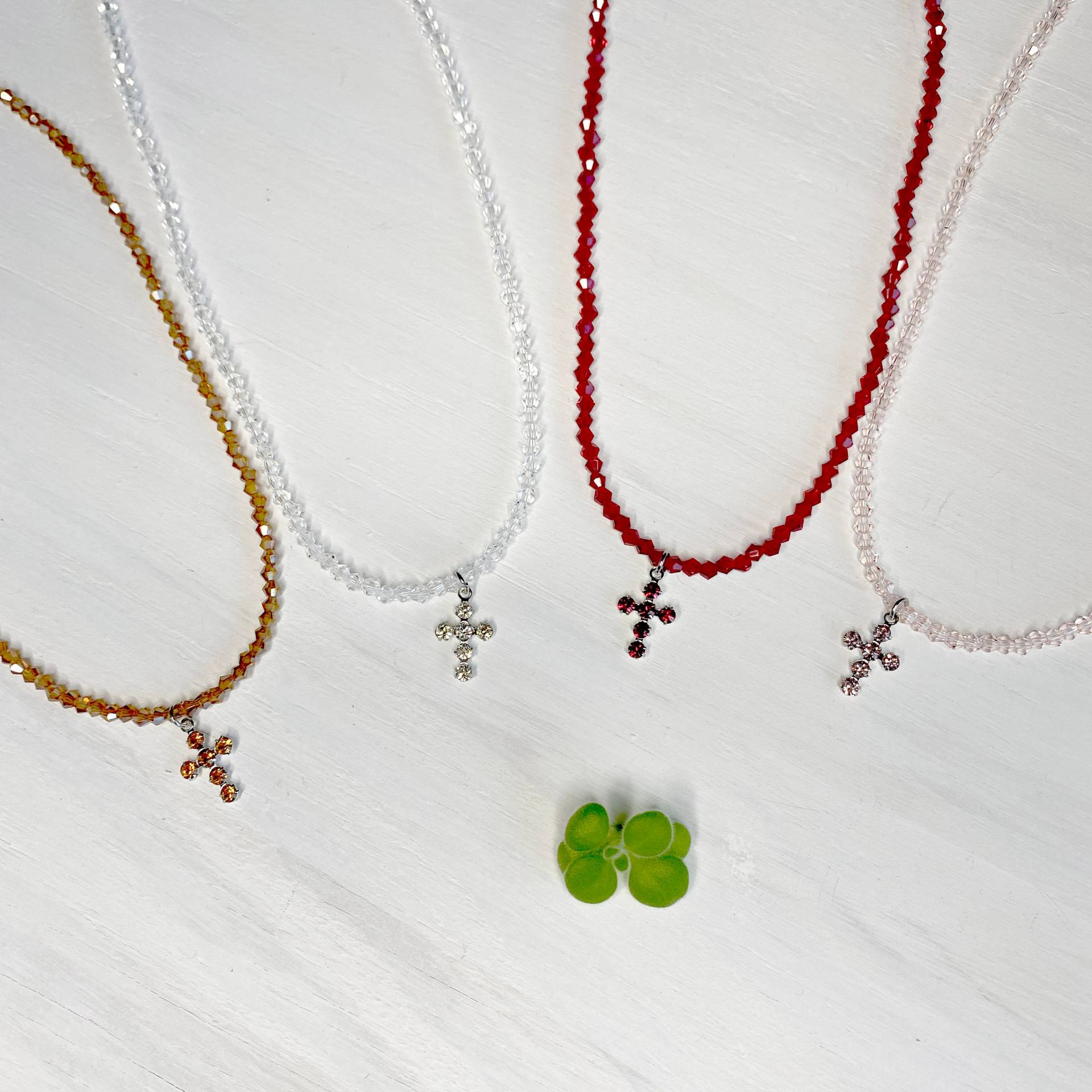 Swarovski Kristall Kreuz Charm Halskette, Glas Bicone Perlen Halskette, Kinder Halskette von CharmingStoryByGrace